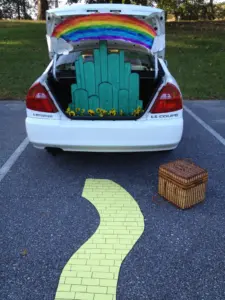 wizard of oz trunk or treat decor
